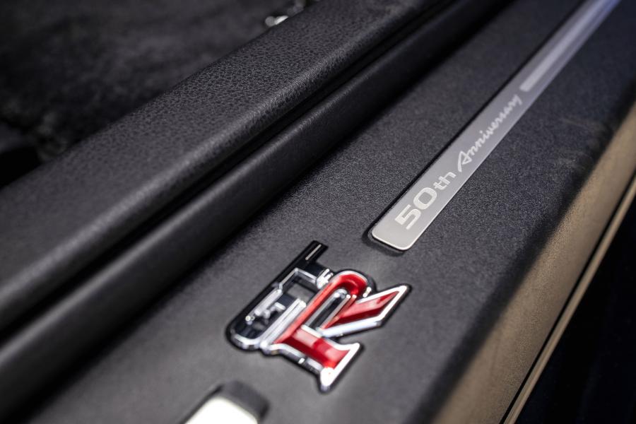 Логотип Nissan GT-R 50th Anniversary (R35) 2019 года  (ZA) (фото 9 из 40)
